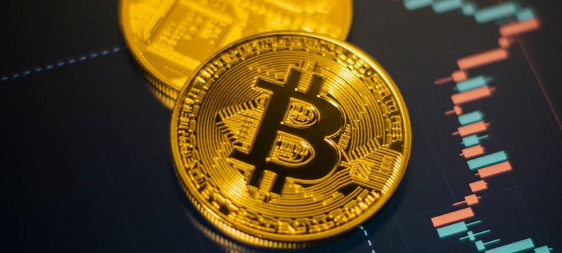 Bitcoin sobre un gr&aacute;fico de mercado